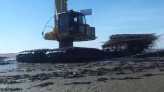 Moeraskraan graafmachine met brede rupsen van van Aalsburg Griendhouthandel BV Hellouw