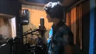 Victor Rodriguez no R2 studios gravando a m&uacute;sica TO MALUCO