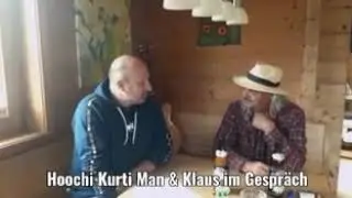 Hoochi Kurti Man im Gespr&auml;ch mit Klaus
