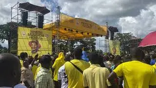 Eddy Kenzo invited John Frog on stage at President Museven campaign rally in Gulu city yesterday.