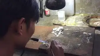 📍 Celuk Village, Bali, Indonesia. Watch skilled artisans craft beautiful handmade silver jewellery.