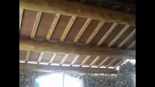 Charpente et Plancher-&eacute;tage en rondin de bois brut