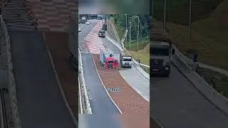This Is How Trucks Come to an Emergency Stop &ndash;Incredible Tech!#TruckSafety #EmergencyBraking#shorts