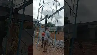proses pemasangan balok wf 200 menggunakan katrol 2 ton