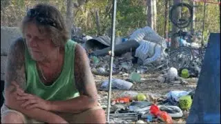 В глубине лагеря для бездомных в лесу