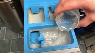 Добавление жидкого моющего средства вручную в стиральную машину GE UltraFresh 650