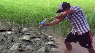 Amazing Boy Uses PVC Pipe Compound BowFishing To Shoot Huge Fish - Fishing with Simple Life Hacks
