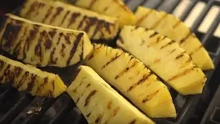 Ананасы на гриле под пряной карамелью