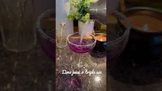 Make a color changing cocktail for #hocuspocus2 🌙 #cocktails