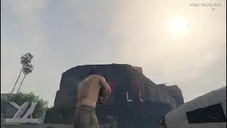 Grand Theft Auto V un pnj ( personnage non joueur ) qui et sur un toit de lifeinvader