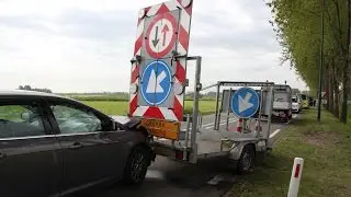 Auto botst op rijdende afzetting N212 Wilnis