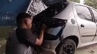 colocando fumê na lanterna do Peugeot 206