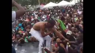Dexta Daps brings fan back on stage in Tobago May 29 2016