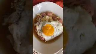 Sopa de cebolla con butifarra y huevo frito | Receta tradicional f&aacute;cil y reconfortante.