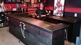Ковбой строит деревенский бар для Atlanta Falcons