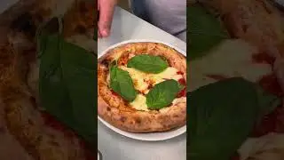 Margherita Burrata 🍕 Pomodoro, Basilico, Fior di Latte e a Burrata entrando como a estrela do show✨