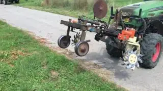Mat der Rollhacke am Wengert