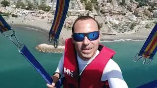 Vuela en la bahía de Málaga haciendo parasailing este verano con toda la familia
