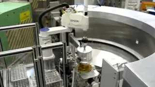 100-position robotic sample changer for powder diffraction with low-background vacuum chamber