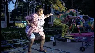 DOÑA MÁRGARA enseñando el ALEBRIJE