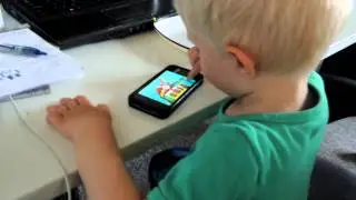 Sebastian spiller på iPhone