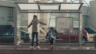 Deux connards dans un abribus clip bloqu&eacute;s