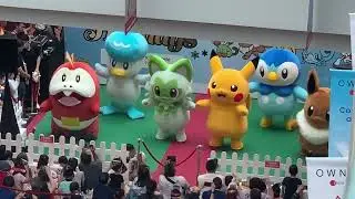 Dancing Pok&eacute;mon mascots
