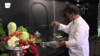 Kiphaasjes met witte kool, kerrie, rozijnen en gebakken aardappelblokjes