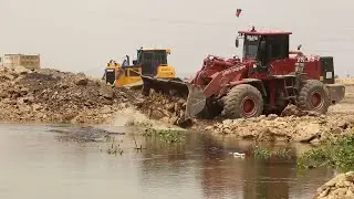 Wonderful technology equipment Machinery hard work to pushing and unloading gravel Rock