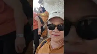 Nekat !!! Aksi Ibu-ibu menuruni tebing yang curam #youtuber #bali #tebingpasir