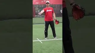 Duke Baxter teaching how to field a backhand ground ball ⚾️