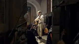 Юрій Фединський -українець із США. Музичні інструменти - торбан, бандура, кобза. Замок Freudenberger