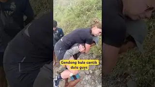 Gendong bule cantik dulu guys di gunung Rinjani #rinjani #hiking #mountains #travel #fypシ #viral