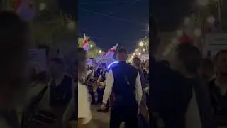 Georgian boys and girls dancing in finikouddes, larnaca, Cyprus, Mediterranean, Europe.格鲁吉亚的帅哥美女海滩跳舞