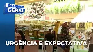 Na véspera de Natal, consumidores vão aos shoppings em busca de presentes