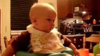 Ollie's first time at eating puree \\ La première fois qu'Ollie mange de la purée