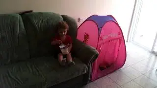 Томочка ест творожок. June 9, 2012 11:21