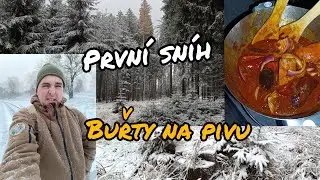 Zimní les, první letošní sníh ❄️ dal jsem se opět do vaření - buřty na pivu 🍺