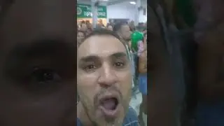 Felipe Coelho da Costa vendo cantora Iza como rainha da bateria da Imperatriz Leopoldinense