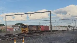 DL 9262 with Train 322 passing Frankton Hamilton North Island Main Trunk