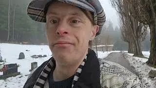 На кладбище очень туманно, пасмурно и облачно (туман усилился).