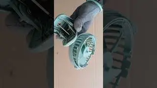 Th&aacute;o chiếc quạt mini bị hỏng để tận dụng m&ocirc; tơ |Disassemble the broken mini fan to reuse the motor.