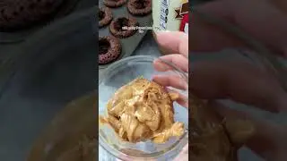 Небольшое угощение посреди недели - мини-пирожные с арахисовым маслом #шорты #рецепт