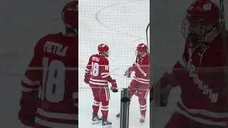 Deering with the tip-in goal 💁&zwj;♂️ || Wisconsin men's hockey #badgers #collegehockey