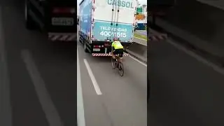 ciclista arrisca vida em br 101 sentido balne&aacute;rio Cambori&uacute;/Itaja&iacute;. pegando v&aacute;cuo da carreta a 70km