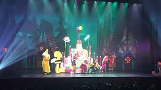 Heidi valt bijna van podium in Plopsa bij Droom show