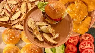 Домашний чизбургер с сыром, приготовленным с нуля, на булочках с кунжутом и дольками чеснока с па...