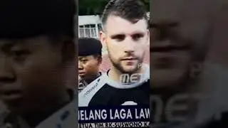 Latihan khusus sandy walls dan maarten paes makan sate di restoran indonesia di Amerika.
