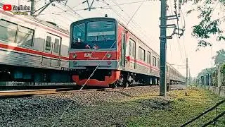 Momen Kereta Saling Silang Dijalur Yang Berbeda.