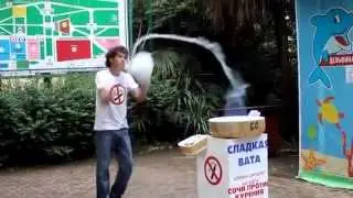 Самый позитивный продавец сладкой ваты
